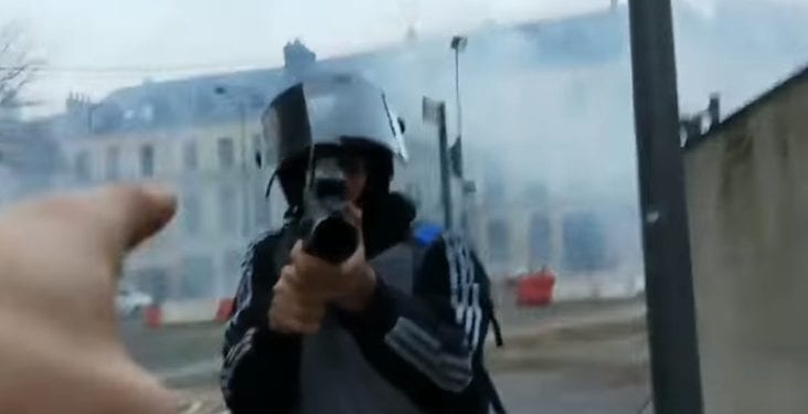 Francja: Policjant celuje do dziennikarza. Drugi bije go pałką