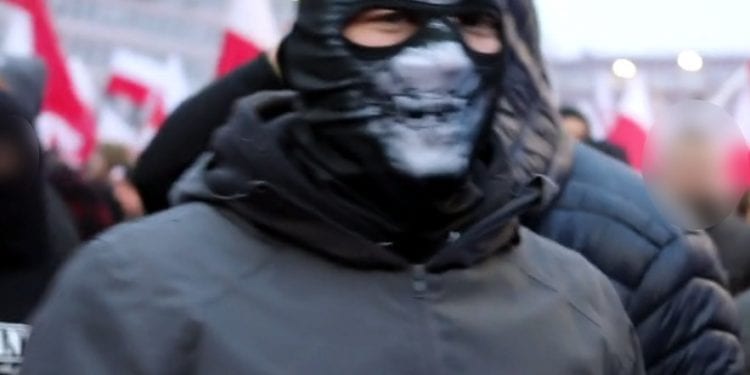 Policja szuka mężczyzny z Marszu Niepodległości. Stosował groźby karalne [FOTO]