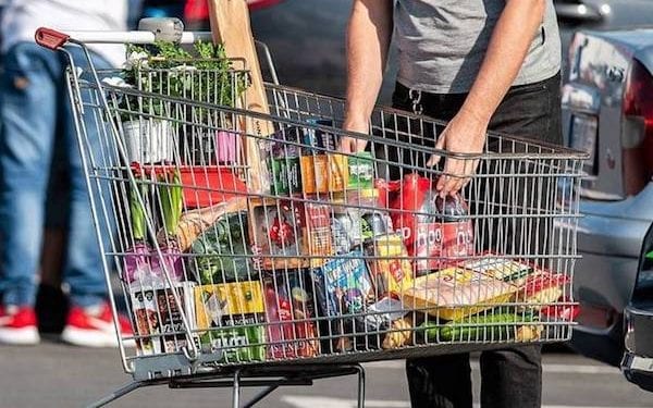 Analiza: Przez ostatni rok najbardziej zdrożało piwo jasne, a najmocniej staniała czekolada mleczna