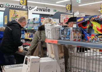 Kolejki do kas w różnych sklepach. Wiemy, ile czasu trzeba w nich spędzić
