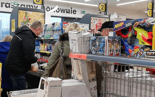 Kolejki do kas w różnych sklepach. Wiemy, ile czasu trzeba w nich spędzić