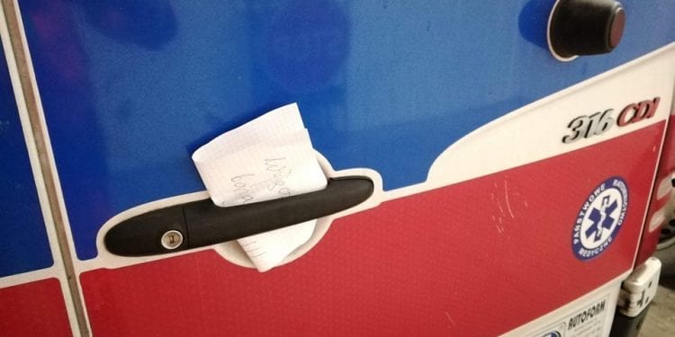 Zdenerwowała ich karetka. „Wyłącz baranie migacz”