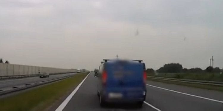 Kierowca busa blokował karetkę. Wiozła serce dla dziecka [WIDEO]