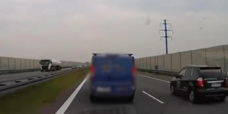 Blokował karetkę, która wiozła serce na przeszczep. Policja namierzyła kierowcę [WIDEO]