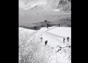 550 pouczeń w cztery godziny. Turyści nad Morskim Okiem ryzykują życiem