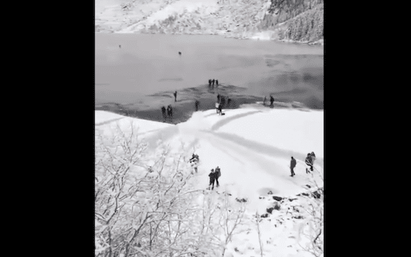 550 pouczeń w cztery godziny. Turyści nad Morskim Okiem ryzykują życiem