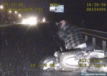 Był tak pijany, że spadł z motoroweru. Tuż przed radiowozem [WIDEO]