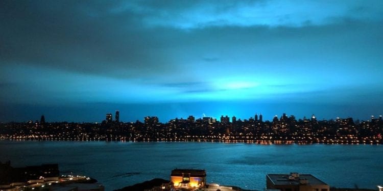 Niebieskie niebo nad Nowym Jorkiem. Panika mieszkańców