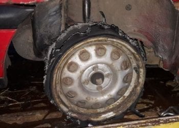 Pijany jechał samochodem. Nie zauważył, że nie ma opony