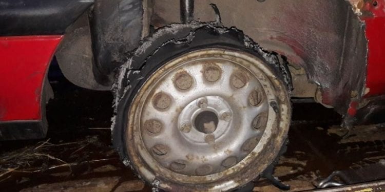 Pijany jechał samochodem. Nie zauważył, że nie ma opony