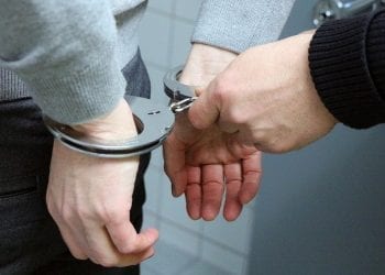 Nożownik ze szczecińskiego kina usłyszał zarzuty. Działał z zazdrości?
