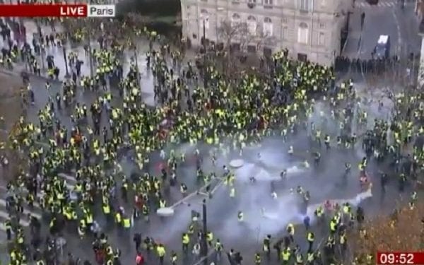 Kolejna fala zamieszek we Francji. Policja użyła gazu [FOTO+WIDEO]