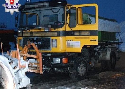 Nieszczęśliwy wypadek podczas naprawy pługopiaskarki. Maszyna wciągnęła mężczyźnie rękę