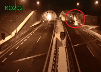 Samochód dosłownie wystrzelił w powietrze. Niesamowite nagranie z wypadku [WIDEO]