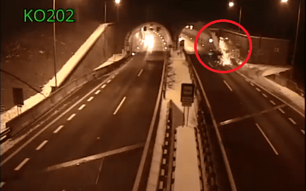 Samochód dosłownie wystrzelił w powietrze. Niesamowite nagranie z wypadku [WIDEO]