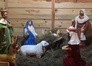 Pijana kobieta nie chciała opuścić szopki bożonarodzeniowej. Nietypowa interwencja policji [WIDEO]