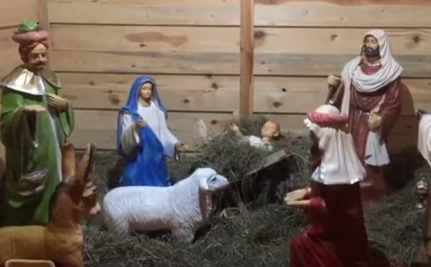 Pijana kobieta nie chciała opuścić szopki bożonarodzeniowej. Nietypowa interwencja policji [WIDEO]