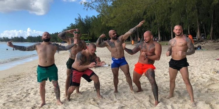 Szpilka kpi ze stereotypów. „Polacy na wakacjach!” [FOTO]