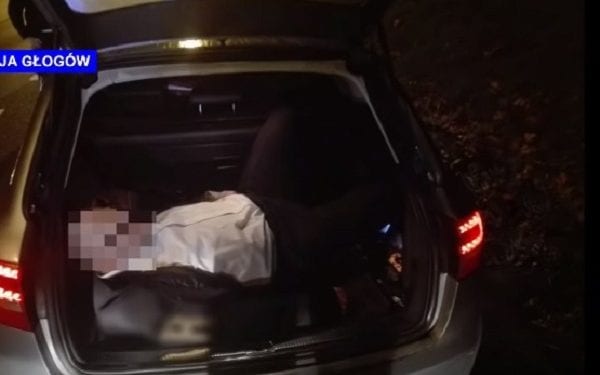 Policja zatrzymała pijanego kierowcę. W bagażniku spał czwarty pasażer [WIDEO]