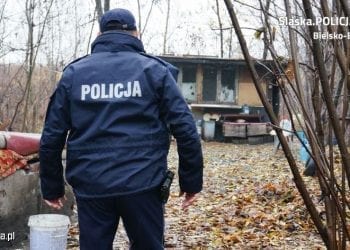 Śląskie: Mężczyzna pił wodę z kałuży. Reakcja przechodnia uratowała mu życie