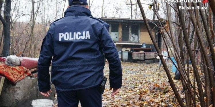 Śląskie: Mężczyzna pił wodę z kałuży. Reakcja przechodnia uratowała mu życie