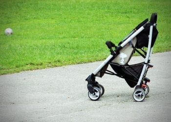 Pijana babcia prowadziła wózek z wnuczkiem. Omal nie wpadła pod samochód