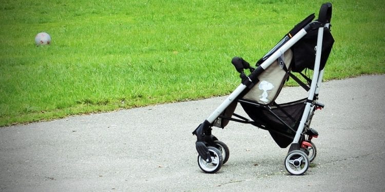 Pijana babcia prowadziła wózek z wnuczkiem. Omal nie wpadła pod samochód