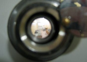 Zamość: Nie chciał otworzyć policjantom, więc do niego zadzwonili. „Nie mogę rozmawiać”