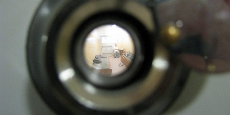 Zamość: Nie chciał otworzyć policjantom, więc do niego zadzwonili. „Nie mogę rozmawiać”