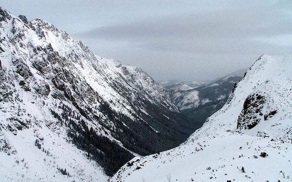 Groźna lawina w Dolinie Roztoki w Tatrach. Trwa akcja TOPR