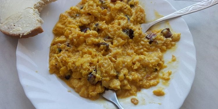 Nietypowe włamanie. W trakcie kradzieży złodziej zjadł jajecznicę z 12-jaj