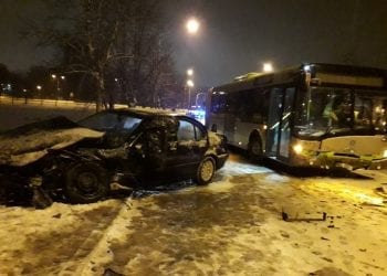 Olsztyn: Drift kierowcy BMW zakończył się czołowym zderzeniem z autobusem