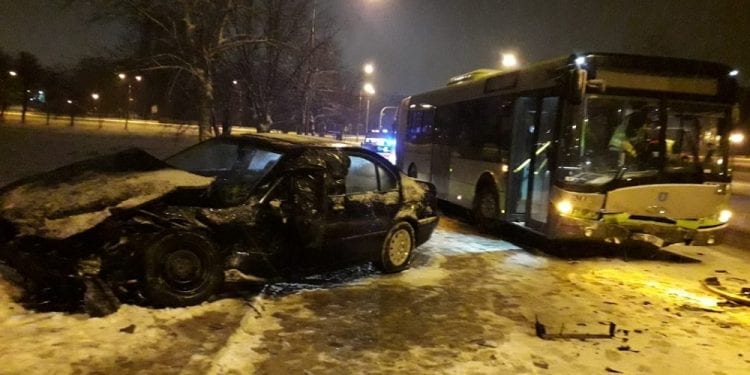 Olsztyn: Drift kierowcy BMW zakończył się czołowym zderzeniem z autobusem