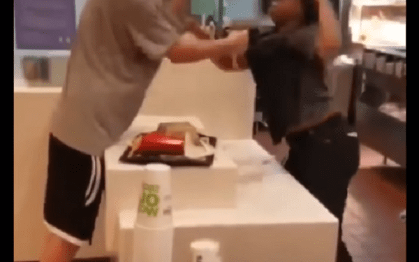 Brutalnie zaatakował pracownicę McDonald’s. Poszło o plastikową słomkę [WIDEO]