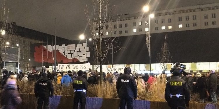 Protest przed siedzibą TVP. To efekt materiału „Wiadomości”