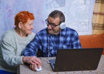 Coraz więcej seniorów robi zakupy w sieci. Czego najczęściej szukają?