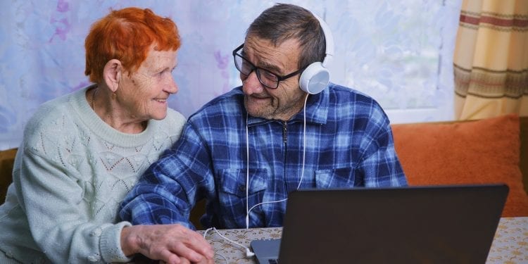 Coraz więcej seniorów robi zakupy w sieci. Czego najczęściej szukają?