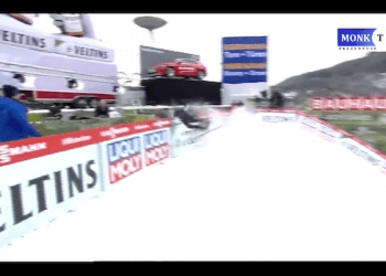 Skoczek z Kazachstanu… przeleciał przez bandy reklamowe. „Chyba zostanie Jackie Chanem” [WIDEO]