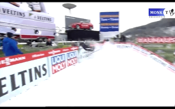 Skoczek z Kazachstanu… przeleciał przez bandy reklamowe. „Chyba zostanie Jackie Chanem” [WIDEO]