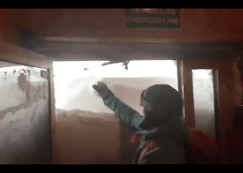 Drzwi na Kasprowym Wierchu całkowicie zasypane. Nagranie z wyjścia podbija sieć [WIDEO]