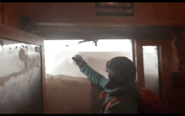 Drzwi na Kasprowym Wierchu całkowicie zasypane. Nagranie z wyjścia podbija sieć [WIDEO]