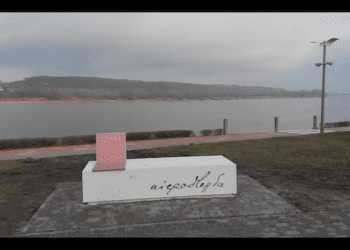 Słynne ławki niepodległości już rdzewieją? Jest komentarz MON [FOTO]