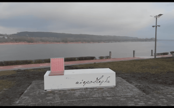 Słynne ławki niepodległości już rdzewieją? Jest komentarz MON [FOTO]