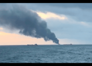 Eksplozje statków w Cieśninie Kerczeńskiej. Załogi musiały skakać do wody [WIDEO]