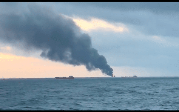 Eksplozje statków w Cieśninie Kerczeńskiej. Załogi musiały skakać do wody [WIDEO]