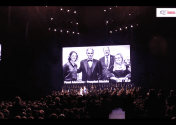 Andrea Bocelli oddał hołd Pawłowi Adamowiczowi. Publiczność wstała z miejsc! [WIDEO]