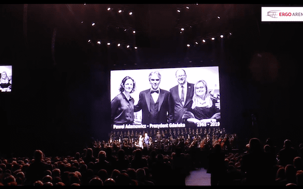 Andrea Bocelli oddał hołd Pawłowi Adamowiczowi. Publiczność wstała z miejsc! [WIDEO]
