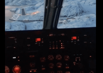 Niezwykłe nagranie z lądowania na Grenlandii. Widok zapiera dech w piersiach [WIDEO]