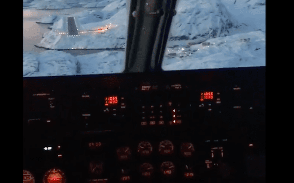 Niezwykłe nagranie z lądowania na Grenlandii. Widok zapiera dech w piersiach [WIDEO]