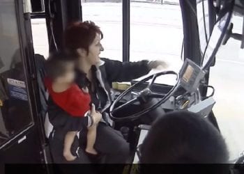 Roczny chłopiec błąkał się po ulicy w pieluszce. Uratowała go kobieta prowadząca autobus [WIDEO]